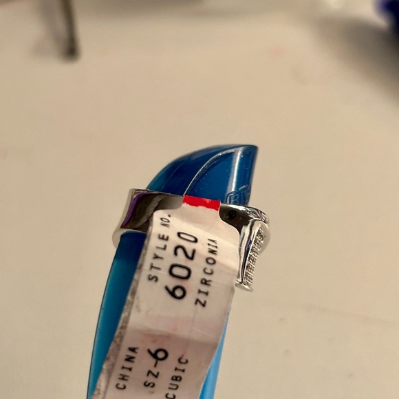 NWT Zirconia Criss Cross Ring Size 6 - Picture 3 of 4